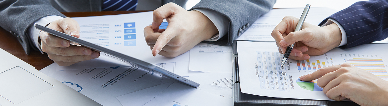 businessmen-elegant-suits-business-meeting-discussing-new-project-office 1